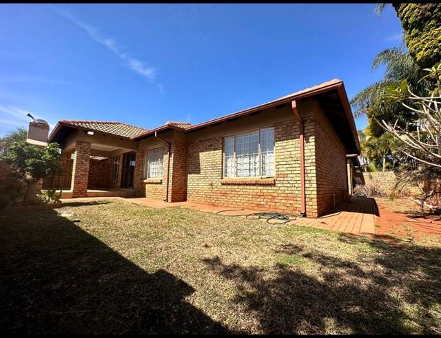 3 BEDROOM TOWNHOUSE FOR SALE IN SINOVILLE